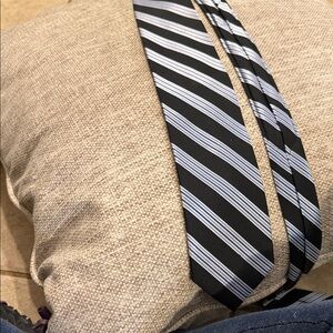 Roundtree & Yorke Black , Gray , and Blue Striped Tie